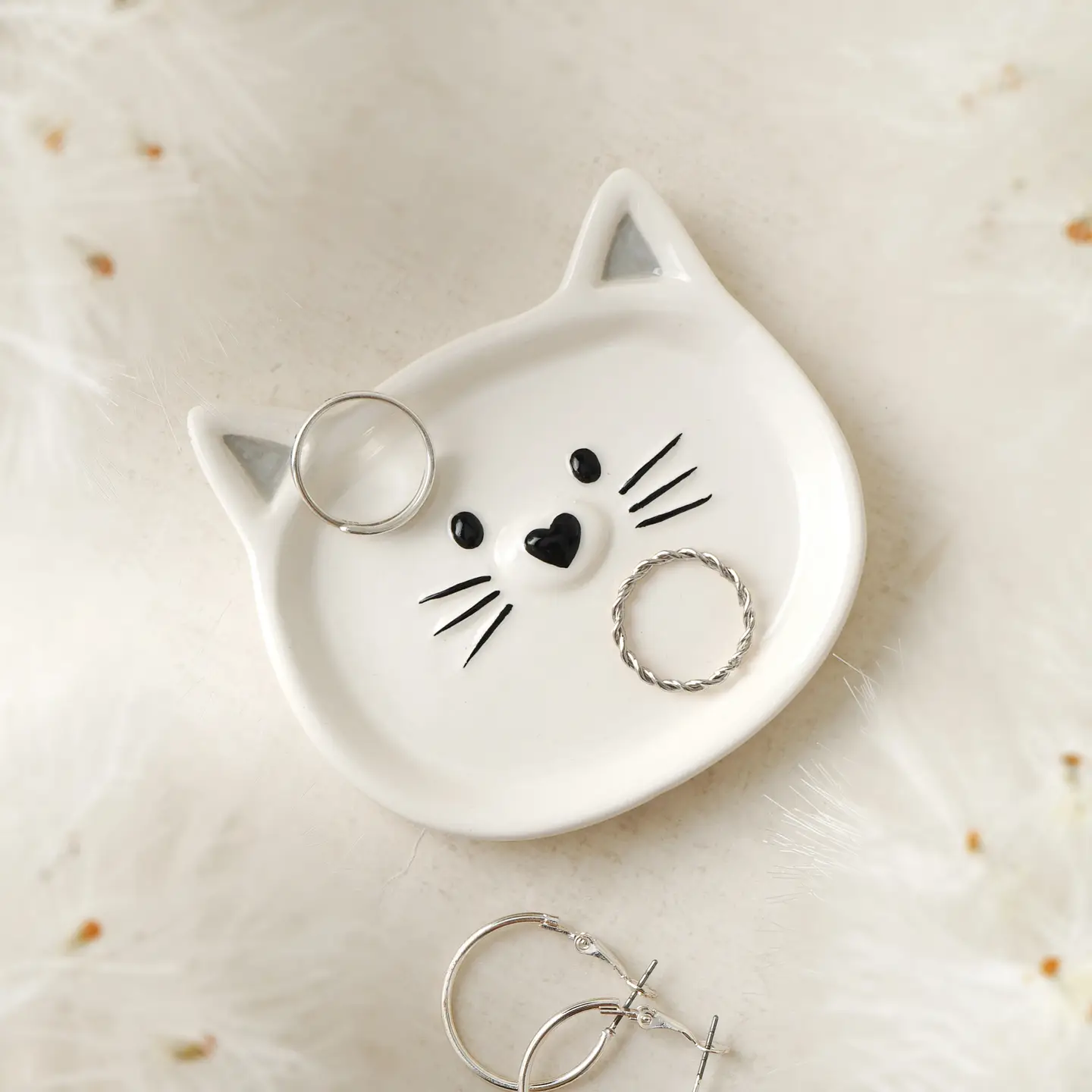 white cat face ring holder